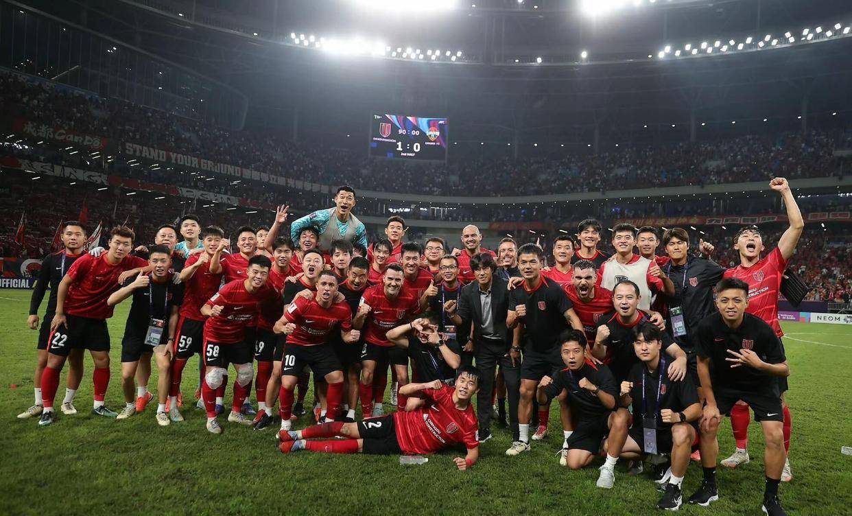 足球场上从, 风格明确 足球场上从, 风格明确